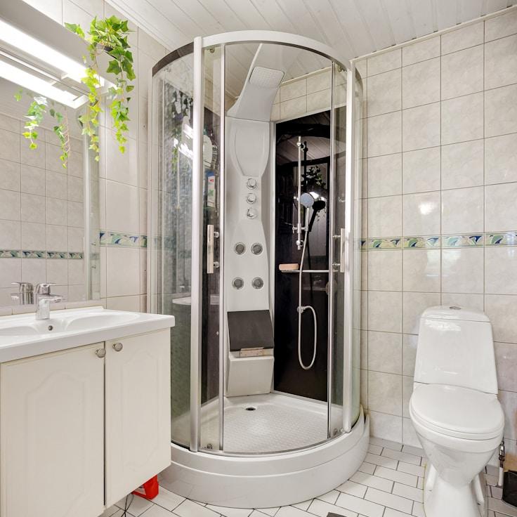 Sophisticated bathroom layout